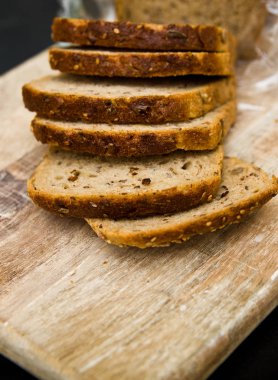 Buğday ekmek dilimleri ahşap kesme tahtası üzerinde spelt