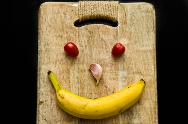 Ahşap kesme tahtası üzerinde mutlu yüz