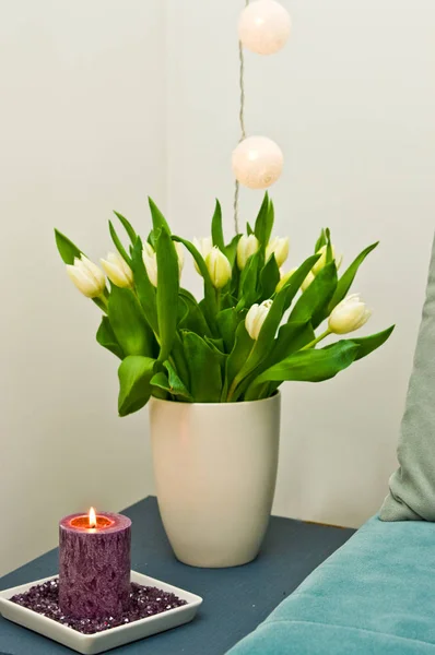 Décoration de chambre, coin avec tulipes et bougie — Photo