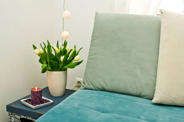 Оздоблення спальні, куточок з тюльпанами і свічкою — стокове фото