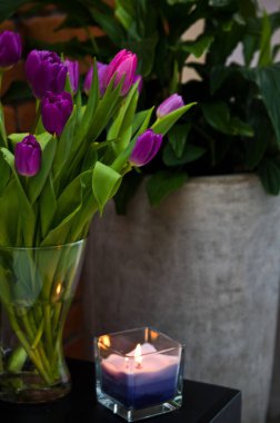 Lale ve mum ev dekorasyonu
