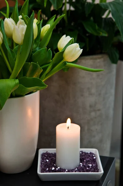 Tulipes et bougie décoration de maison — Photo