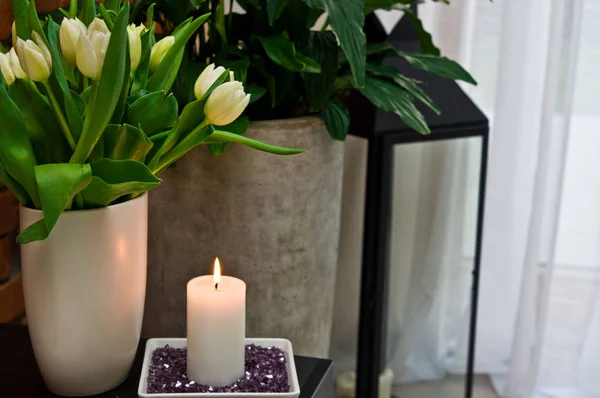 Tulipes et bougie décoration de maison — Photo