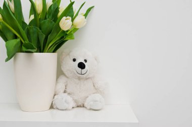 Bir raf üzerinde beyaz ayı ile Lale.