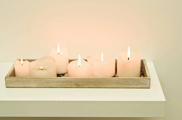 Bougies allumées sur étagère décor à la maison — Photo