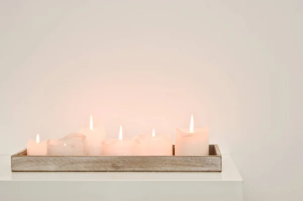 Rozsvícené svíčky na police domova — Stock fotografie