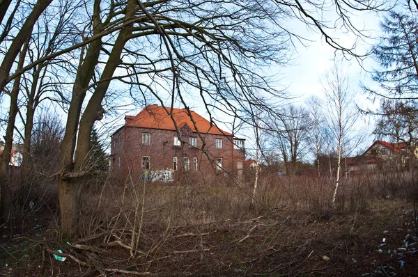 Mysterieuze verlaten rode bakstenen huis. — Stockfoto