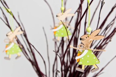 Beyaz üzerinde dallar ile Easter Bunny dekorasyon