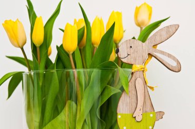 Cam kavanozdaki sarı laleler ev dekorasyonu Paskalya konsepti.