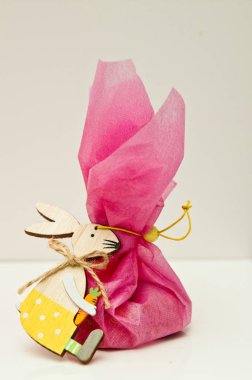 Konseptli Paskalya hediyesi, pembe kumaş şal ile ahşap tavşan oyuncak