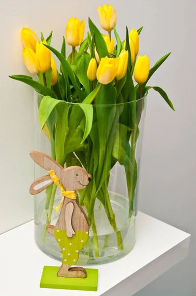 Жовті тюльпани в скляній банці прикраса будинку Великодня концепція — стокове фото