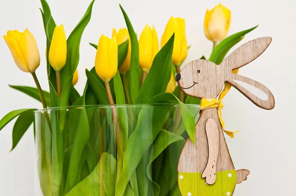 Cam kavanozdaki sarı laleler ev dekorasyonu Paskalya konsepti.