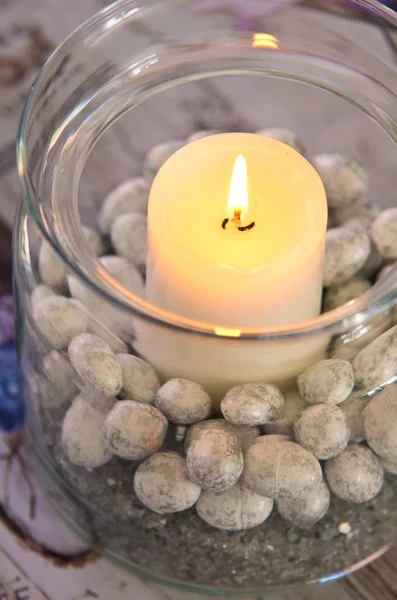 Décoration de la maison de Pâques avec bougie et œufs dans un vase en verre — Photo