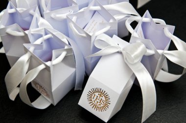 Misafirler için teşekkür notları ile ilk kutsal komünyon kutuları.