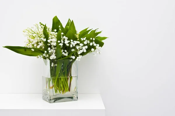 Flores blancas en florero de vidrio decoración casera . —  Fotos de Stock