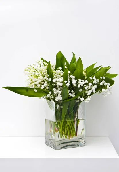 Flores blancas en florero de vidrio decoración casera . —  Fotos de Stock