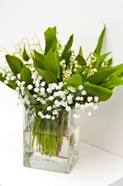 Fehér virágok üveg váza otthoni dekoráció. — Stock Fotó