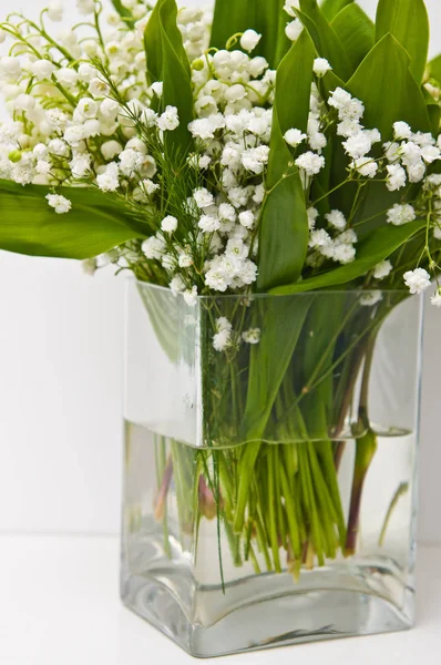 Cam vazonun üzerindeki beyaz çiçekler ev dekorasyonu.