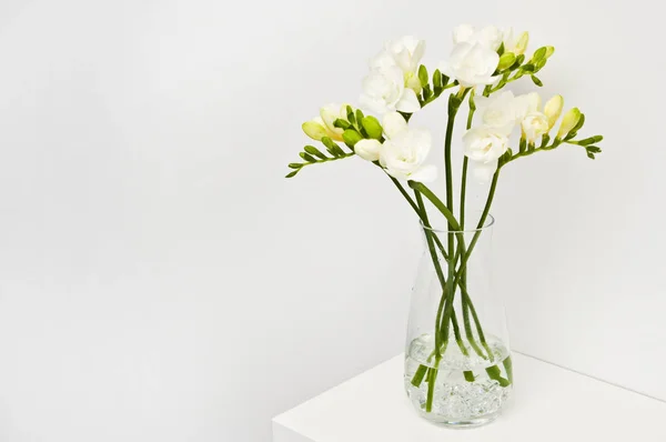 Flores blancas en florero de vidrio decoración casera . — Foto de Stock