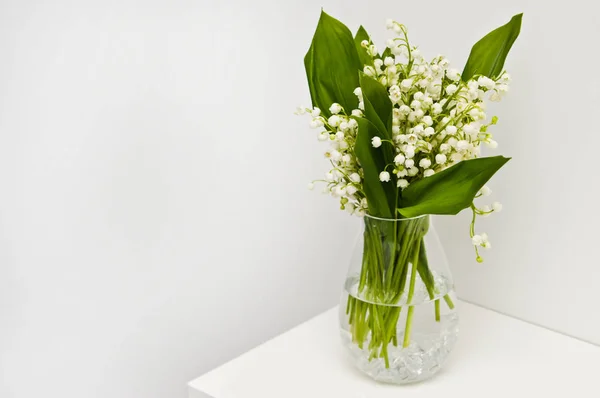 Flores blancas en florero de vidrio decoración casera . —  Fotos de Stock