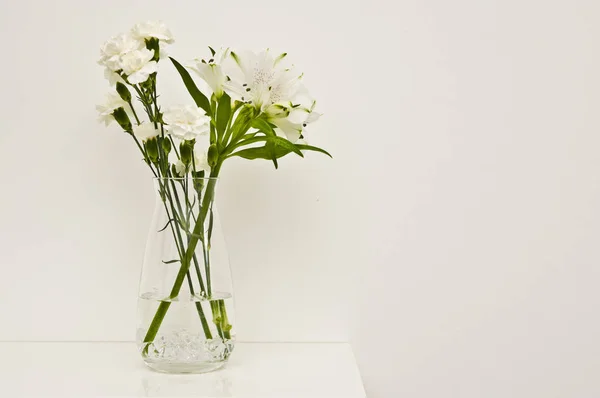 Fleurs blanches dans un vase en verre sur une étagère — Photo