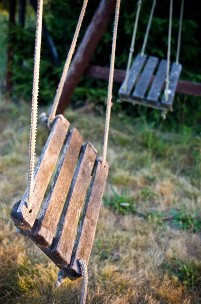 Vieux bois cassé enfants swing — Photo