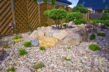 Yeni ev bahçe süslemeleri yapma, dökmeyen ağaçlar dikim ve