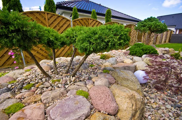 Het maken van nieuwe huis tuin decoraties, het planten van groenblijvende bomen en — Stockfoto