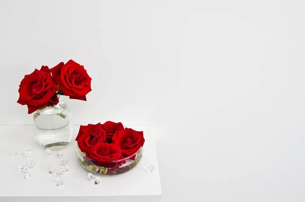 Vörös Rózsa bimbó virágot üveg vázák fehér polc — Stock Fotó