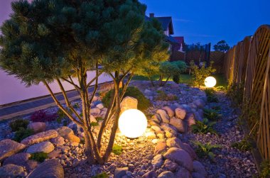 Gece ev bahçesi, küre şeklinde ışıklar ile aydınlatılmış