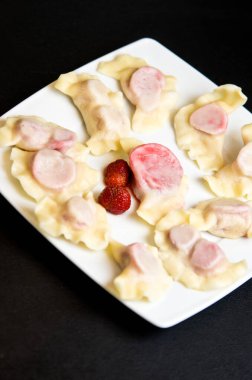Lezzetli Polonya mantısı (pierogi), çilekli yaz versiyonu. Yiyecek soyut.