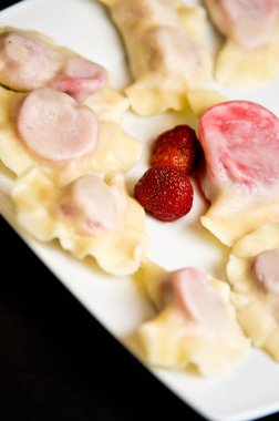 Lezzetli Polonya mantısı (pierogi), çilekli yaz versiyonu. Yiyecek soyut.