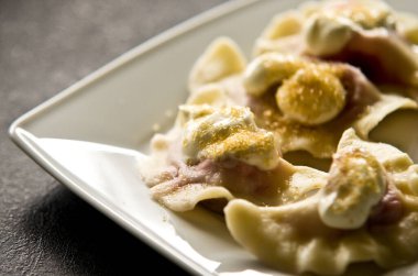 Lezzetli Polonya mantısı (pierogi), çilekli yaz versiyonu. Yiyecek soyut.