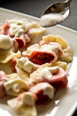 Lezzetli Polonya mantısı (pierogi), çilekli yaz versiyonu. Yiyecek soyut.