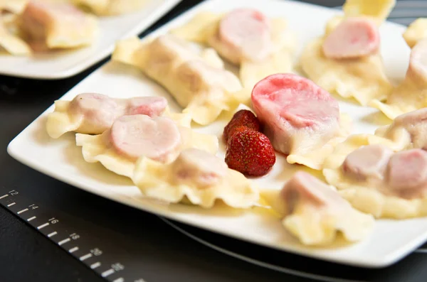 Lezzetli Polonya mantısı (pierogi), çilekli yaz versiyonu. Yiyecek soyut.