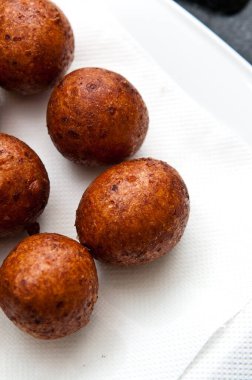 Tabakta ev yapımı çörekler, lezzetli Perşembe yemekleri, geleneksel Polonya yemekleri..