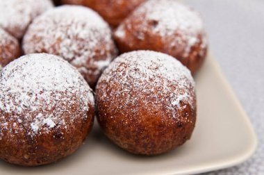 Tabakta ev yapımı çörekler, lezzetli Perşembe yemekleri, geleneksel Polonya yemekleri..