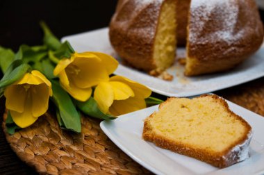 Geleneksel Polonya pastanesi: Babka adında limon aromalı kum keki. Yuvarlak, içi boş, kuru ve kumlu, tatlı ve limonlu bir tadı var.. 