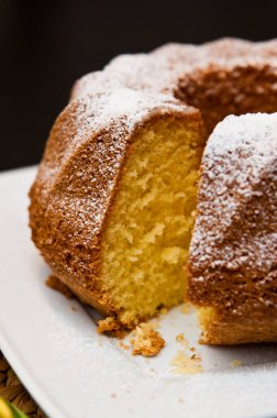 Geleneksel Polonya pastanesi: Babka adında limon aromalı kum keki. Yuvarlak, içi boş, kuru ve kumlu, tatlı ve limonlu bir tadı var.. 
