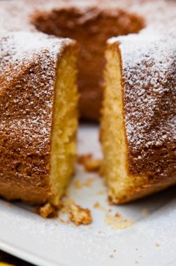Geleneksel Polonya pastanesi: Babka adında limon aromalı kum keki. Yuvarlak, içi boş, kuru ve kumlu, tatlı ve limonlu bir tadı var.. 