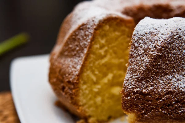 伝統的なポーランドのパン屋 バッカと呼ばれる砂のケーキ レモン風味で作られた 中空中心 乾燥した砂質の質感 甘いとレモンの味と丸みのある形状 — ストック写真