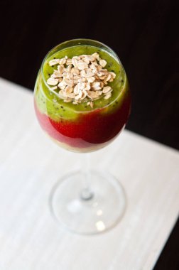 Şarap kadehinde hazırlanmış meyveli mus, sağlıklı ve besleyici tatlı veya atıştırmalık.. 