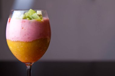 Şarap kadehinde çoklu meyve kreması, sağlıklı ve besleyici tatlı ya da atıştırmalık.. 