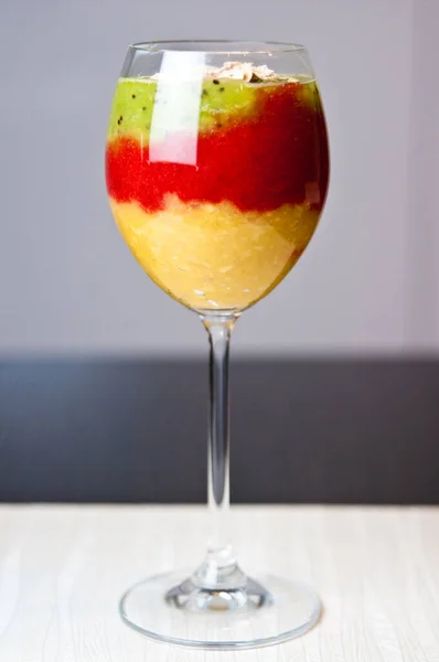 ワイングラス 健康的で栄養価の高いデザートまたはスナックに配置されたフルーツムース — ストック写真