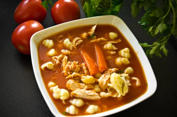 Traditionelle Polnische Küche Tomatensuppe Mit Nudelschalen Karotten Und Hühnchen Serviert — Stockfoto