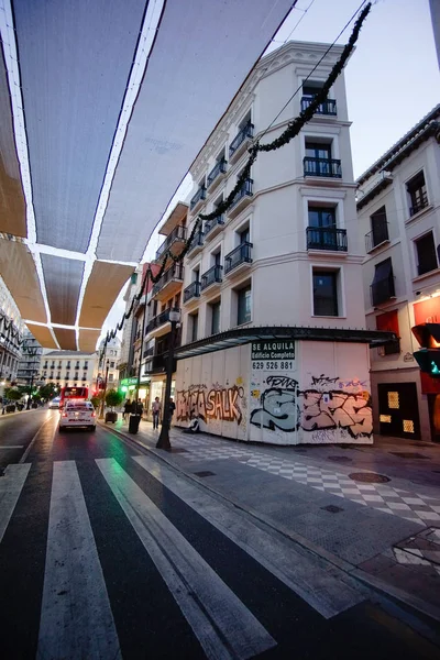 Rua Com Calçada Atravessando Granada Espanha — Fotografia de Stock