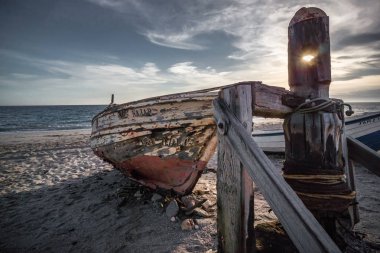 altes Fischerboot zerfallenes Holz