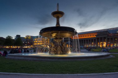 Alman dekoratif su musluğu günbatımı stuttgart çeşmede