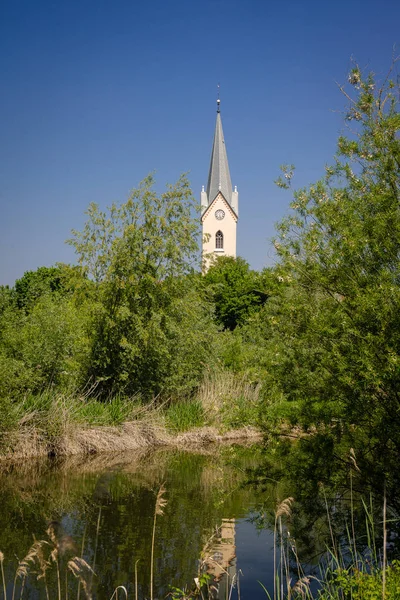 川の前でボーデン湖にドイツ教会 — ストック写真