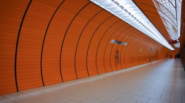 Metro İstasyonu turuncu tüp Münih marienplatz kemer seyahat Almanya